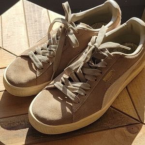 Suede taupe pumas sneakers